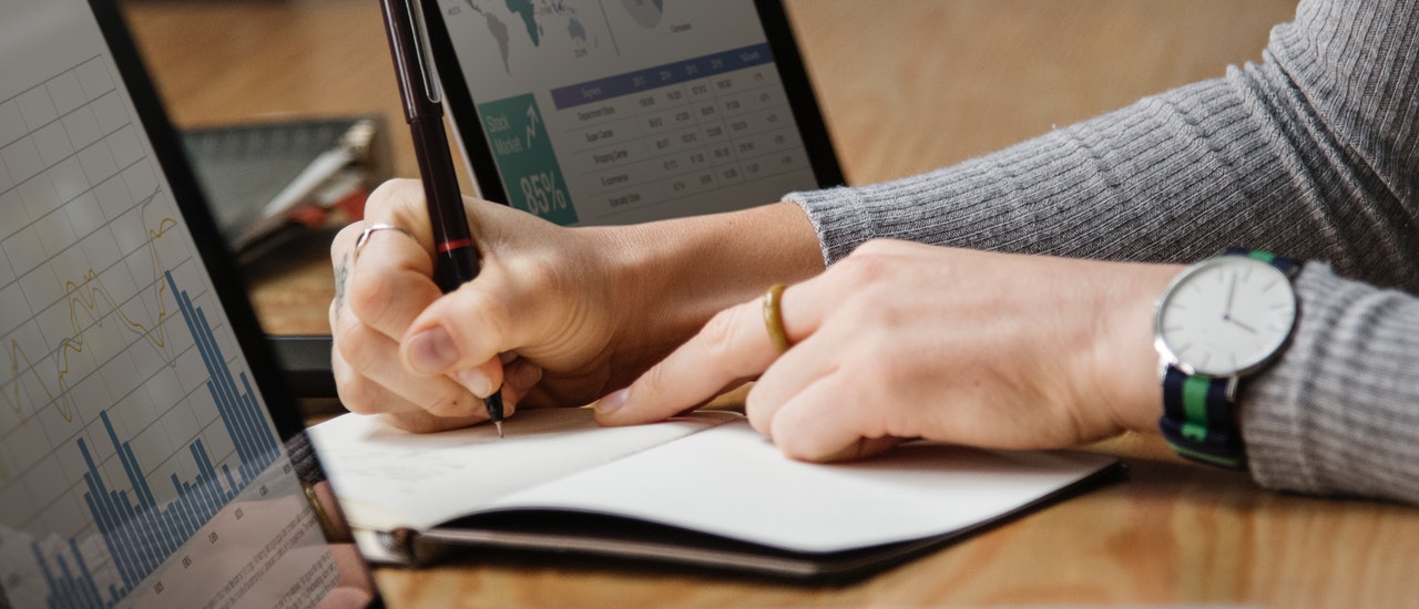 analysis-banking-businesswoman-1451448